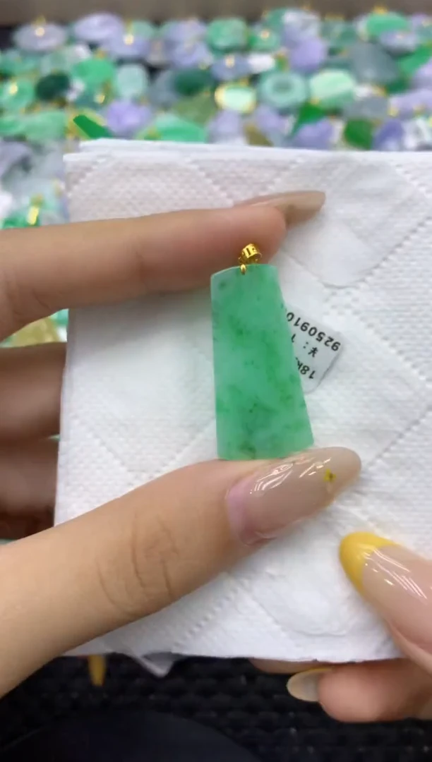 颈饰18K金镶嵌翡翠天然缅甸翡翠A货