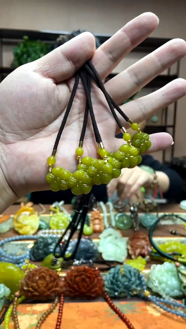 未镶嵌岫玉颈饰多样性发货发其中之一
