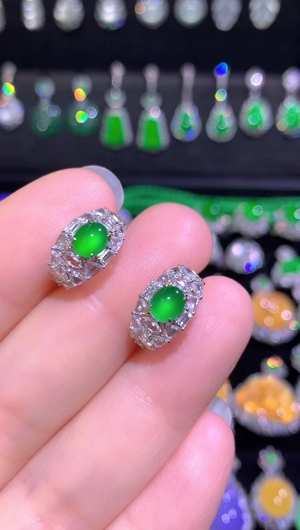 18K金镶嵌翡翠耳饰高冰满绿起光龙石种蛋面耳包