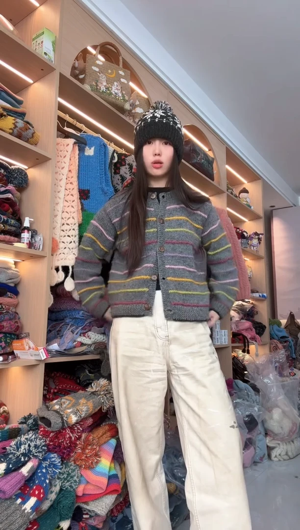 羊毛灰色条纹毛衣