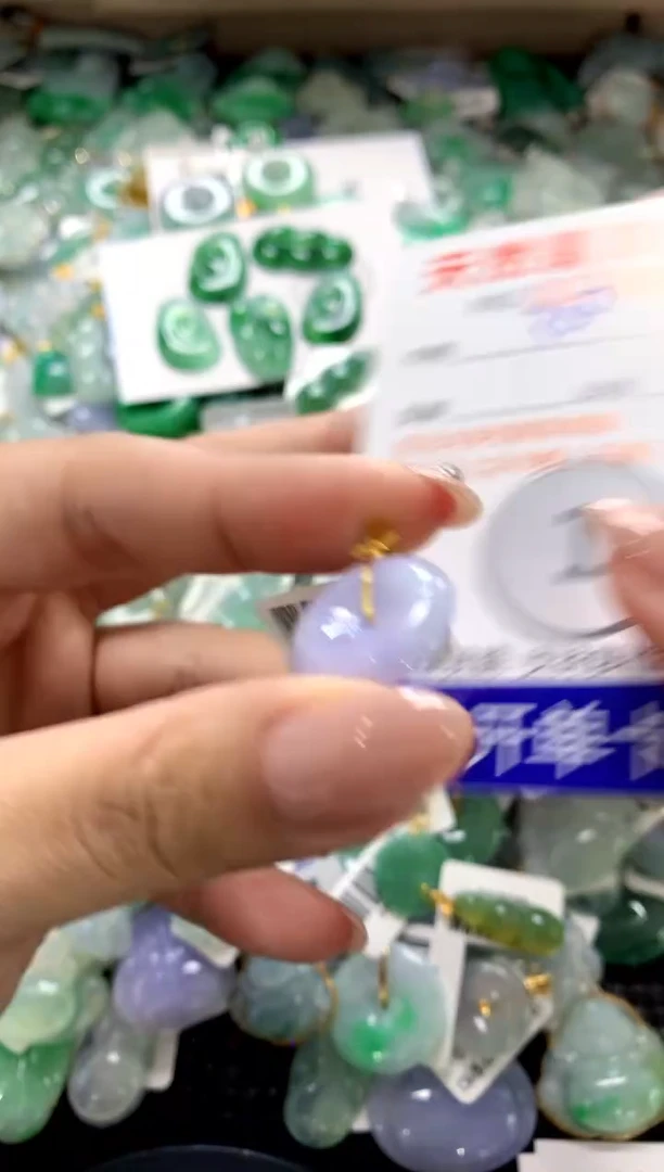 颈饰18K金镶嵌翡翠1111111111111111