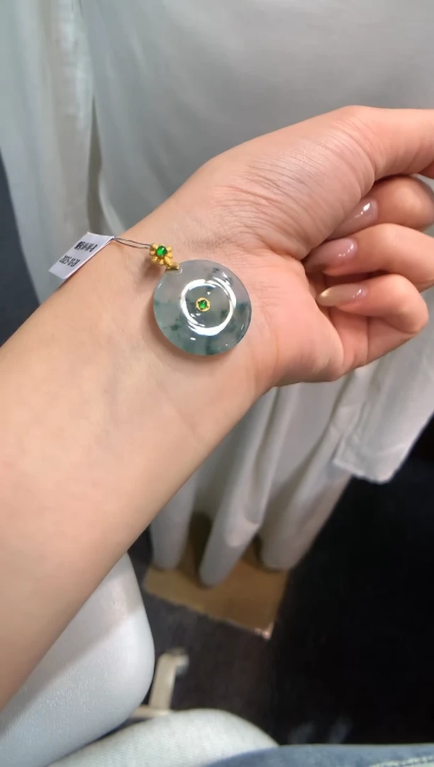 颈饰18K金镶嵌翡翠平安扣