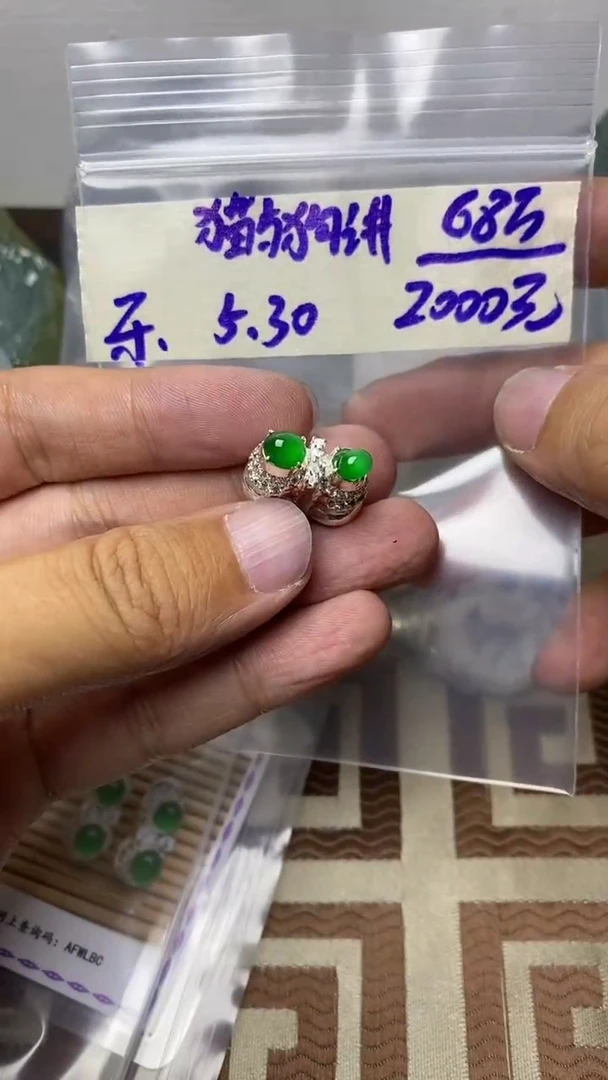 定制翡翠未镶嵌猫与狗讲