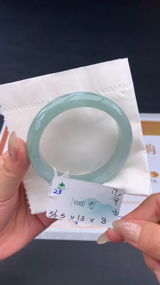 未镶嵌手镯翡翠自带#送人#，联系客服核对地址~