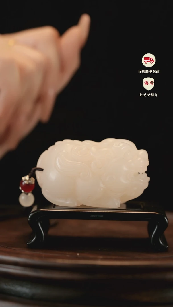 云南石荔枝白雕刻：纳福貔貅手把件摆件