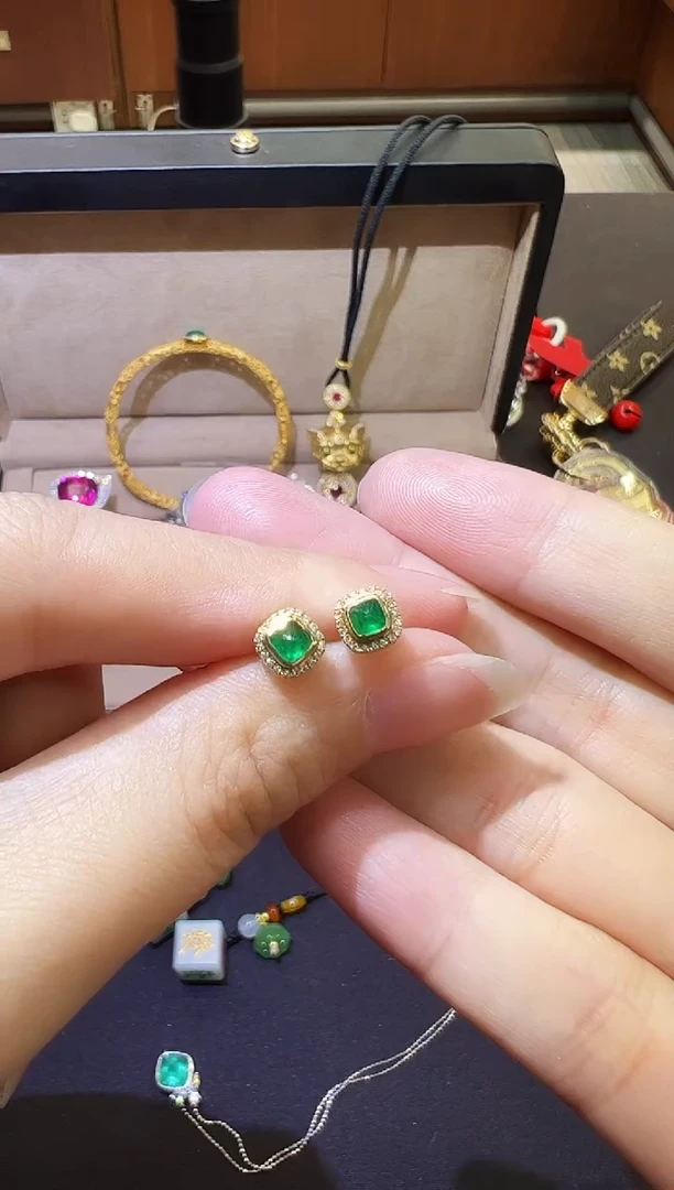 18K金镶嵌耳饰祖母绿0.55ct