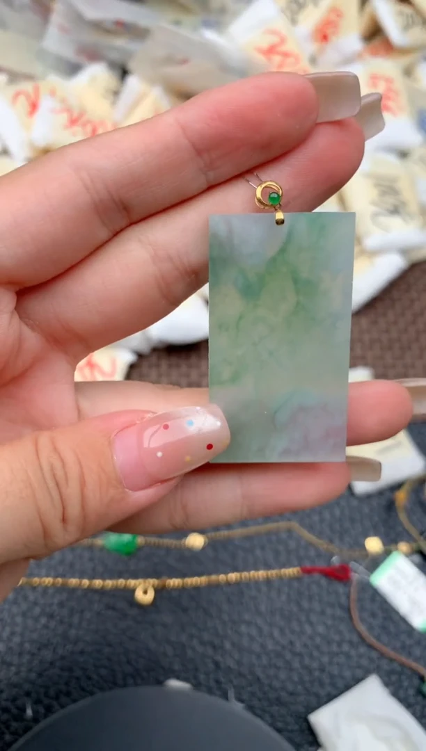 18K金镶嵌挂件翡翠一