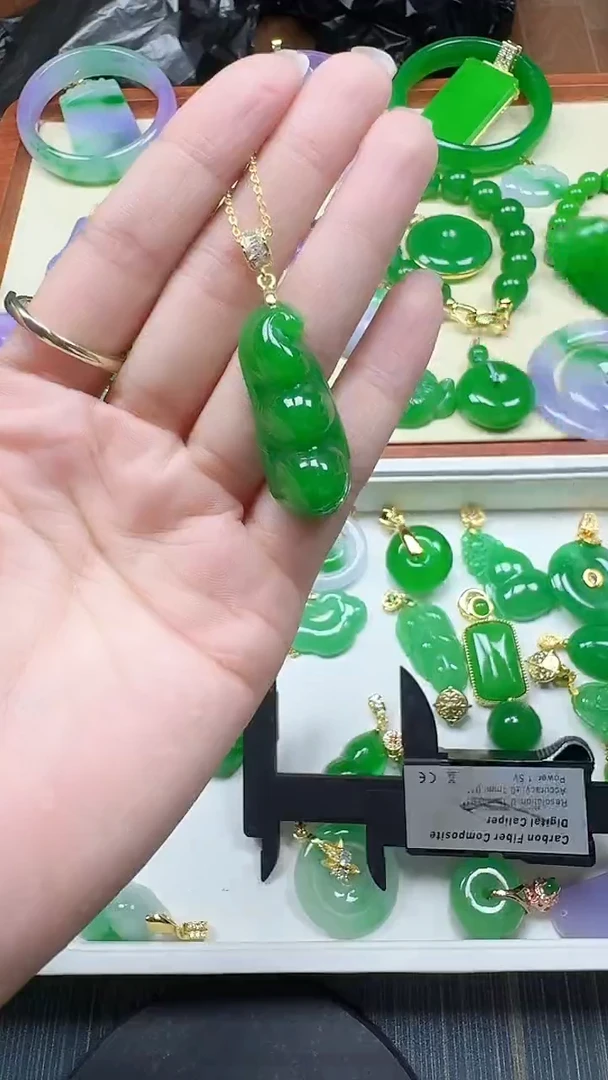 吊坠(赠链)14K金镶嵌翡翠满绿大豆荚