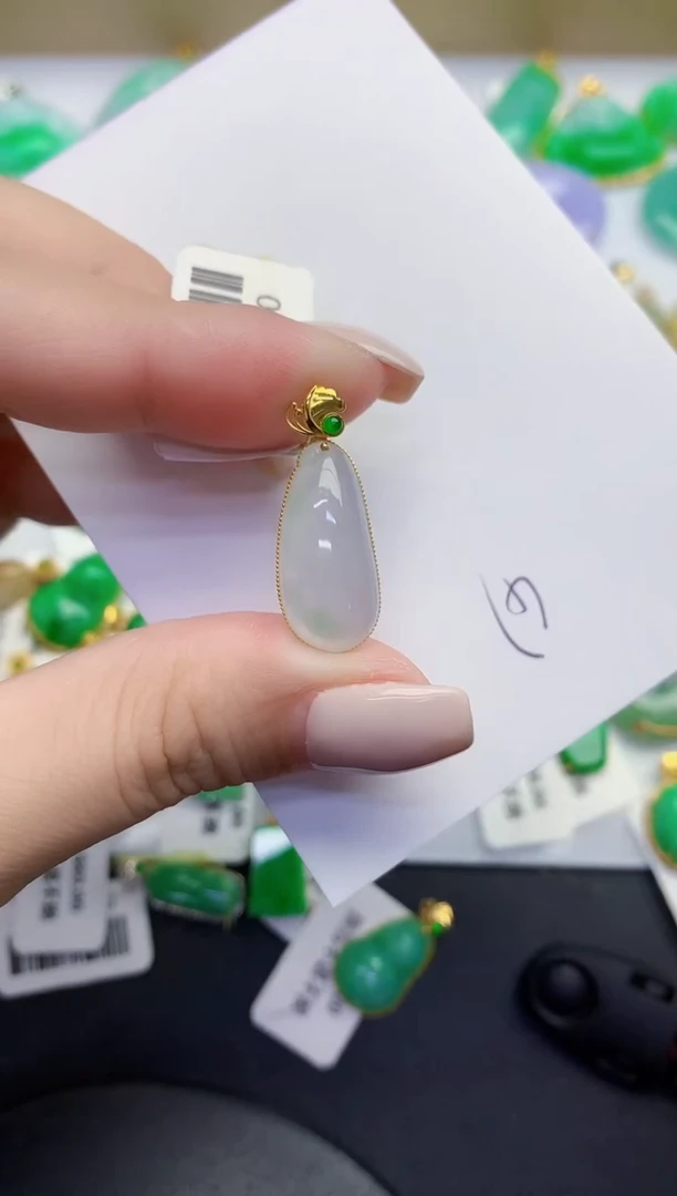 颈饰18K金镶嵌翡翠缅甸天然翡翠A货