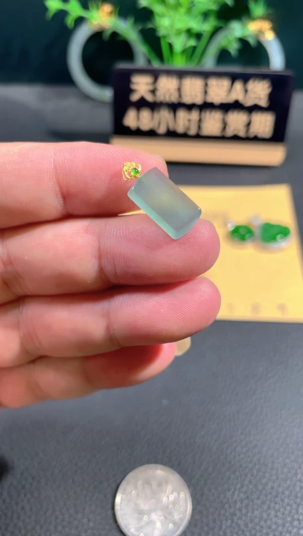 翡翠18K金镶嵌颈饰翡翠