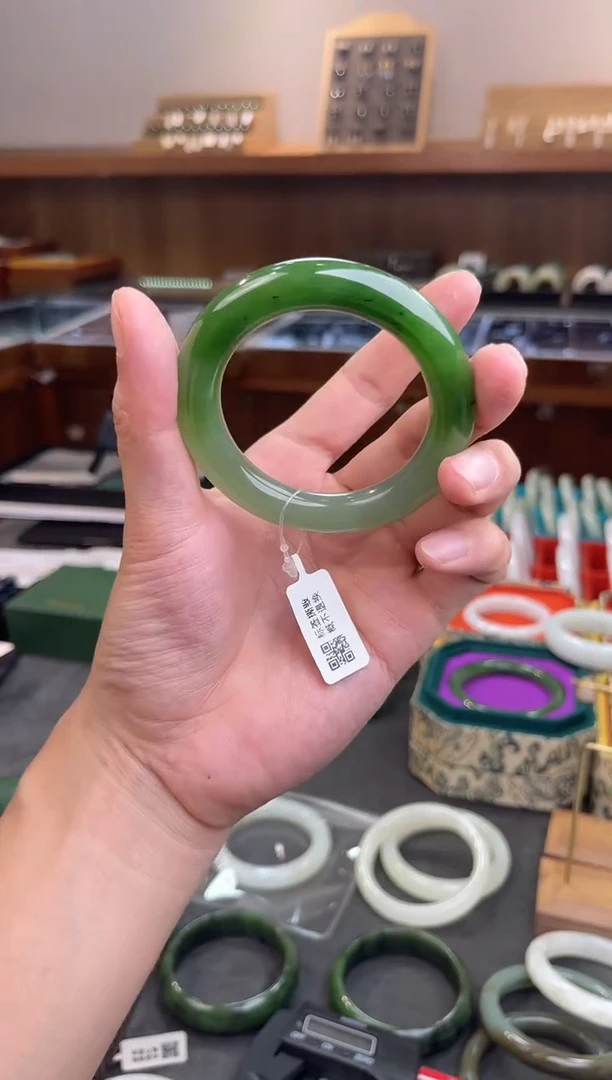 未镶嵌手镯和田玉一个圈口：52-54mm