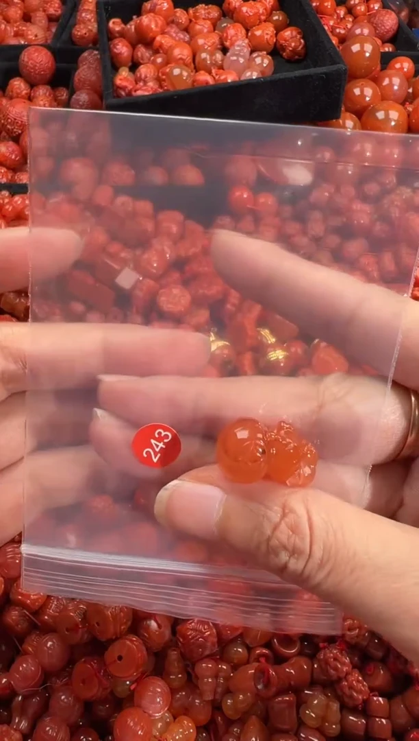 南红玛瑙未镶嵌颈饰1