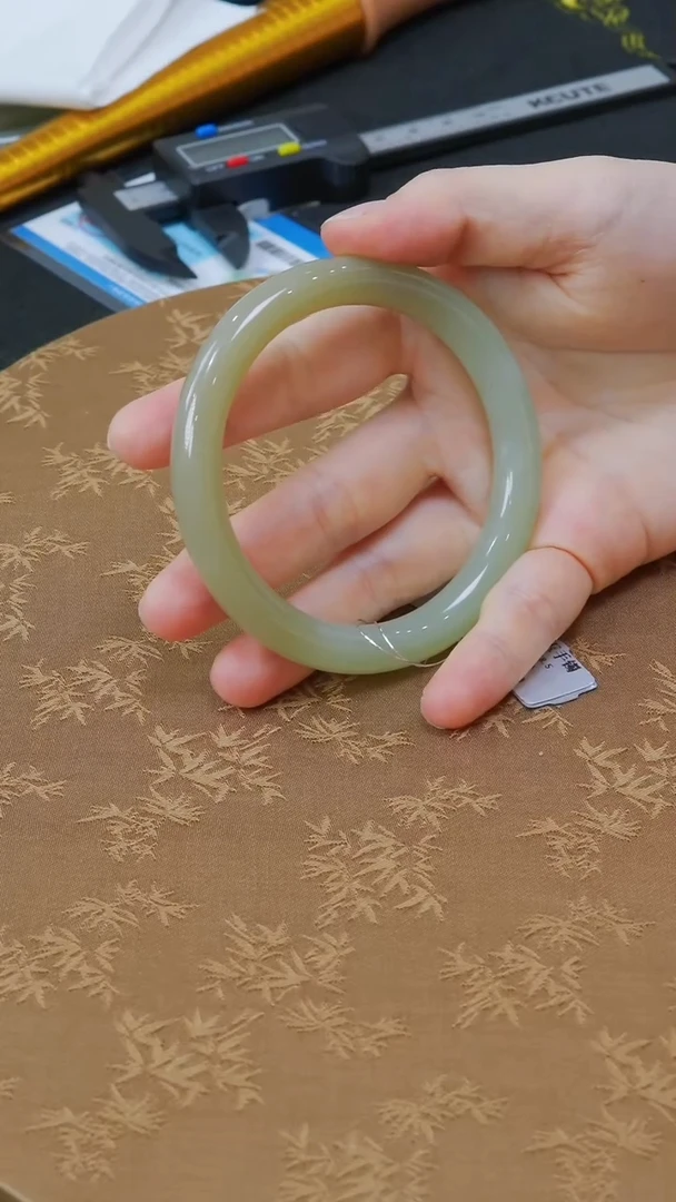 和田玉手镯未镶嵌58-59圈口半山水新疆且末糖