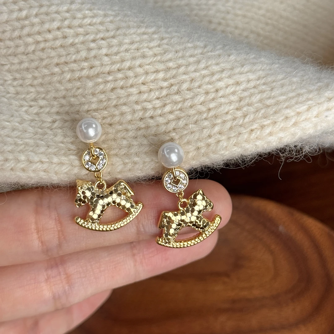 铜合金耳饰 生肖小马珠珠耳环女款秋冬高级感耳钉新年本命年耳饰