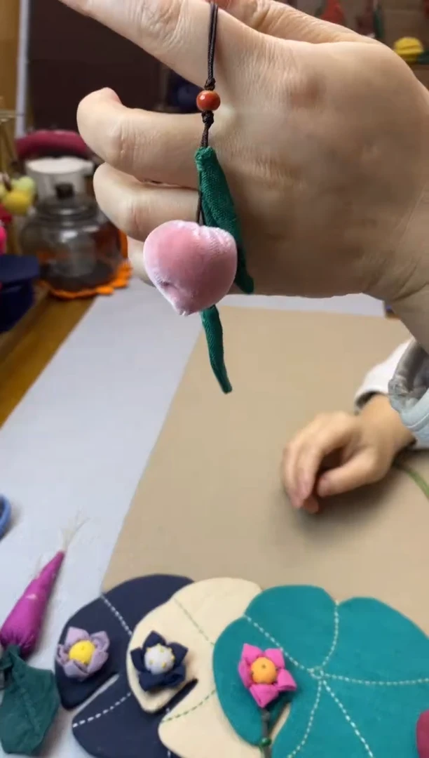 粉色丝绒桃子手机挂