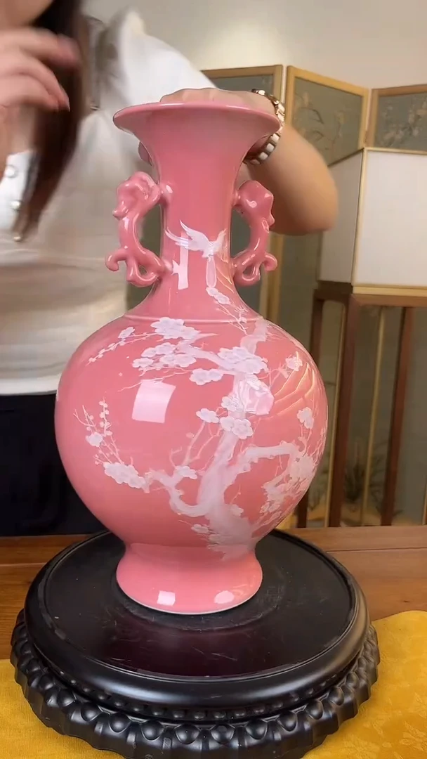 摆件桃红堆白双耳赏瓶