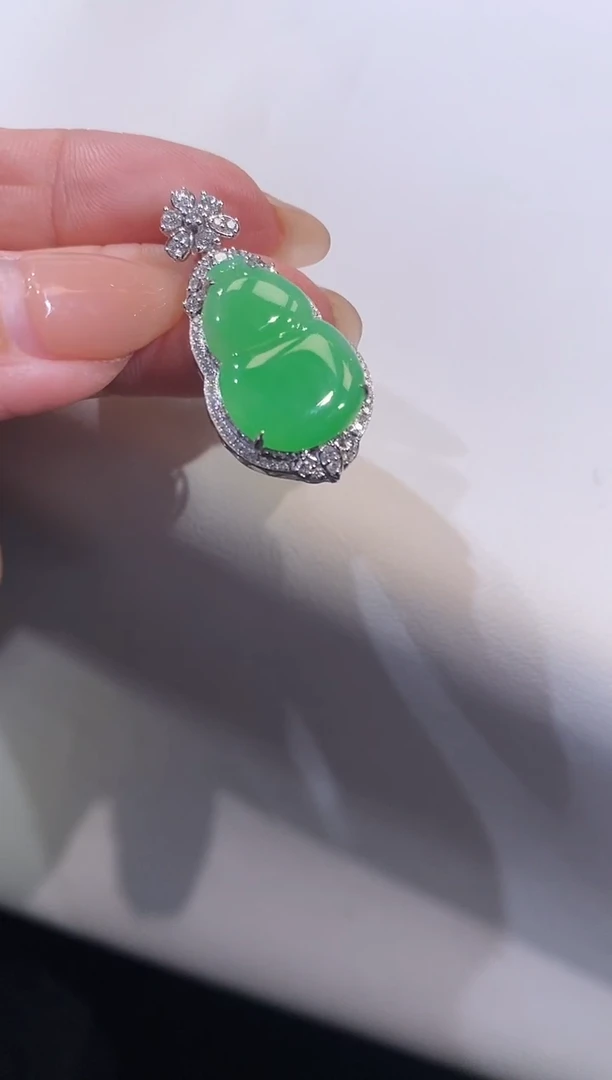 吊坠(不含链)18K金镶嵌翡翠葫芦