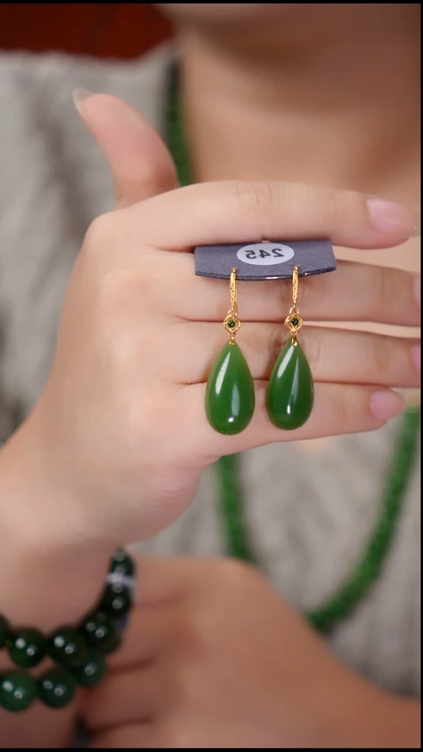 18K金镶嵌和田玉耳饰8