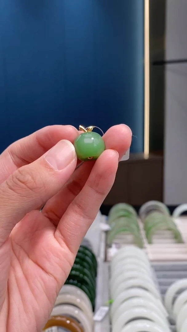 颈饰18K金镶嵌和田玉粉绿苹果珠16mm