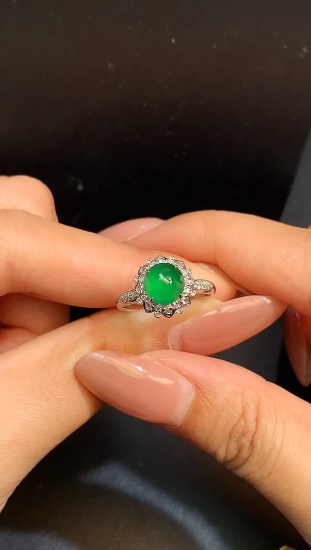 颈饰18K金镶嵌翡翠戒指