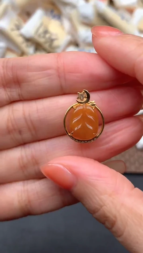 18K金镶嵌挂件翡翠1