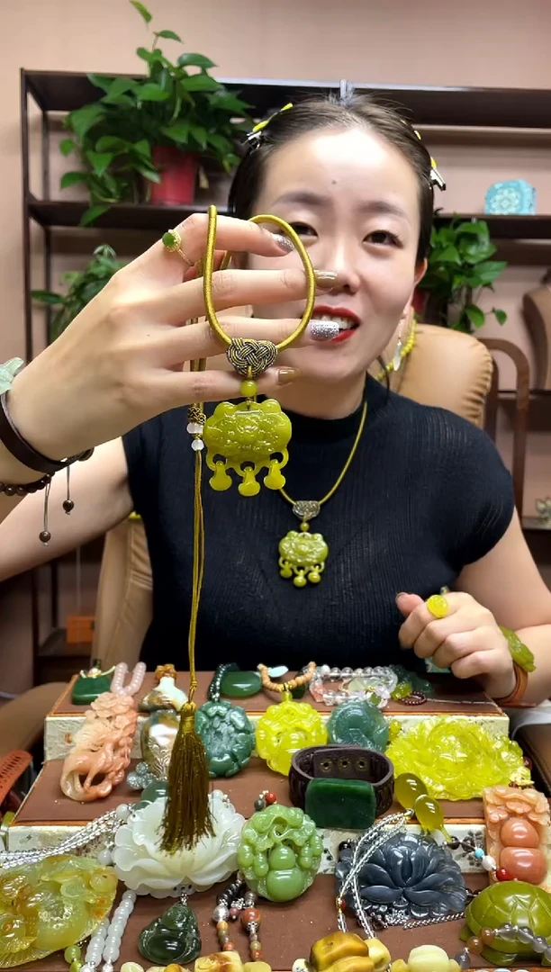 未镶嵌岫玉吊坠多样性发货发其中之一