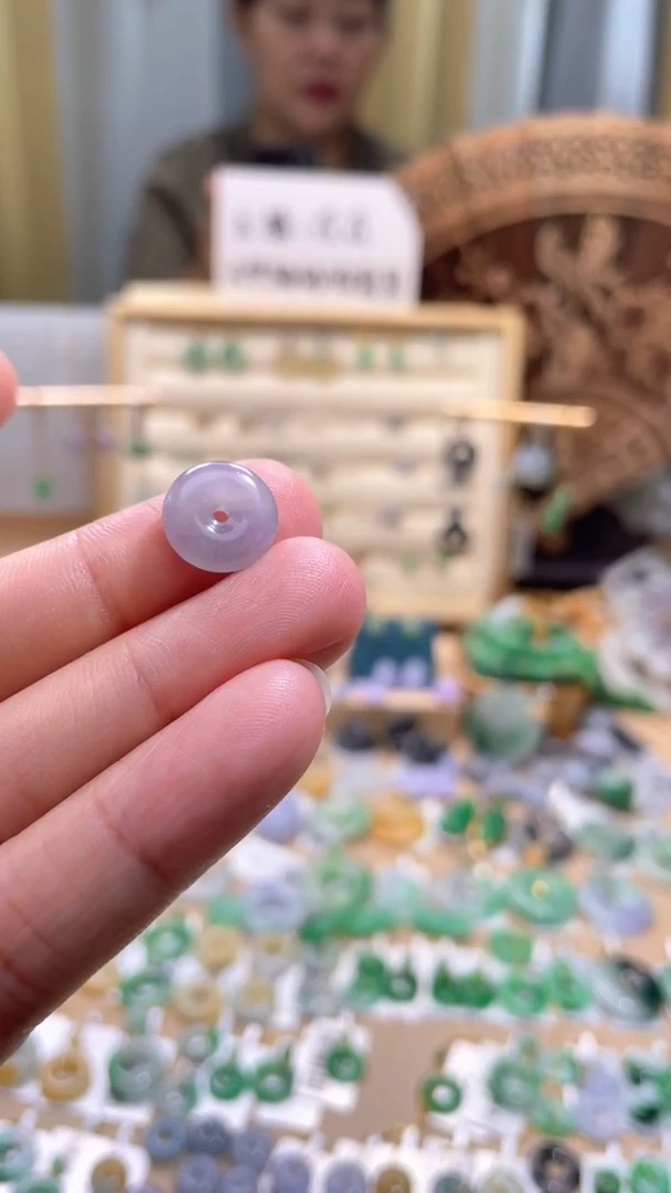 翡翠未镶嵌颈饰平安扣