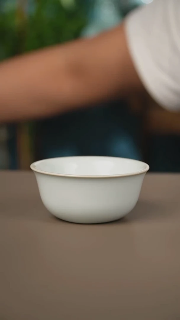 奎奎月白鸡缸杯微暇