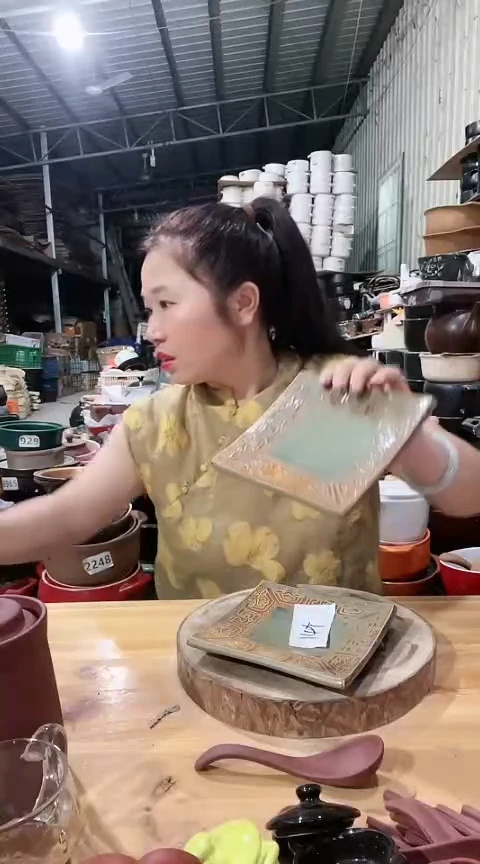 瑕疵绿色四方盘两个