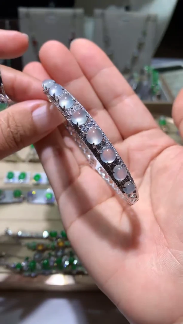 未镶嵌翡翠耳饰手镯