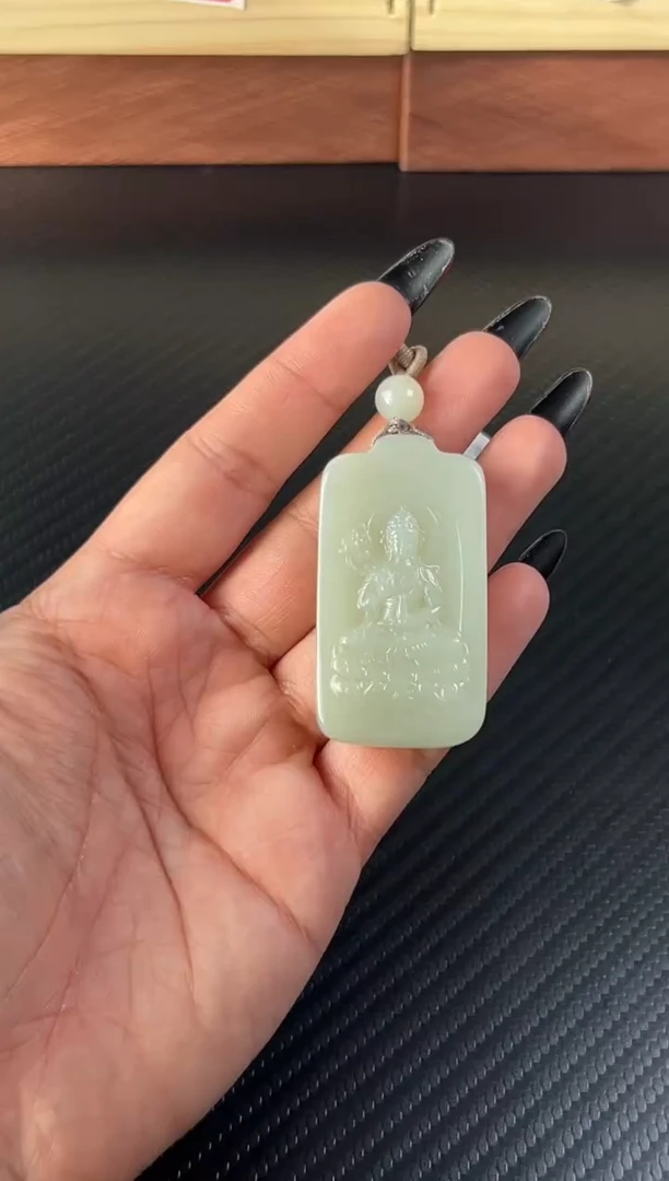 吊坠(赠链)未镶嵌和田玉迪克兰微色差