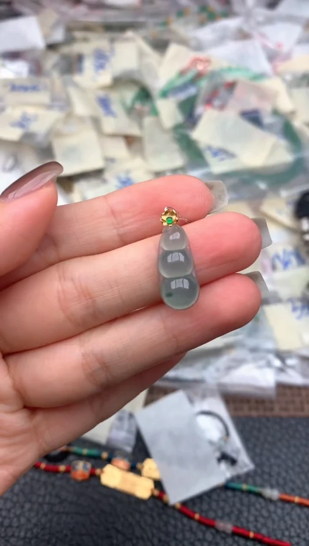 18K金镶嵌挂件翡翠一