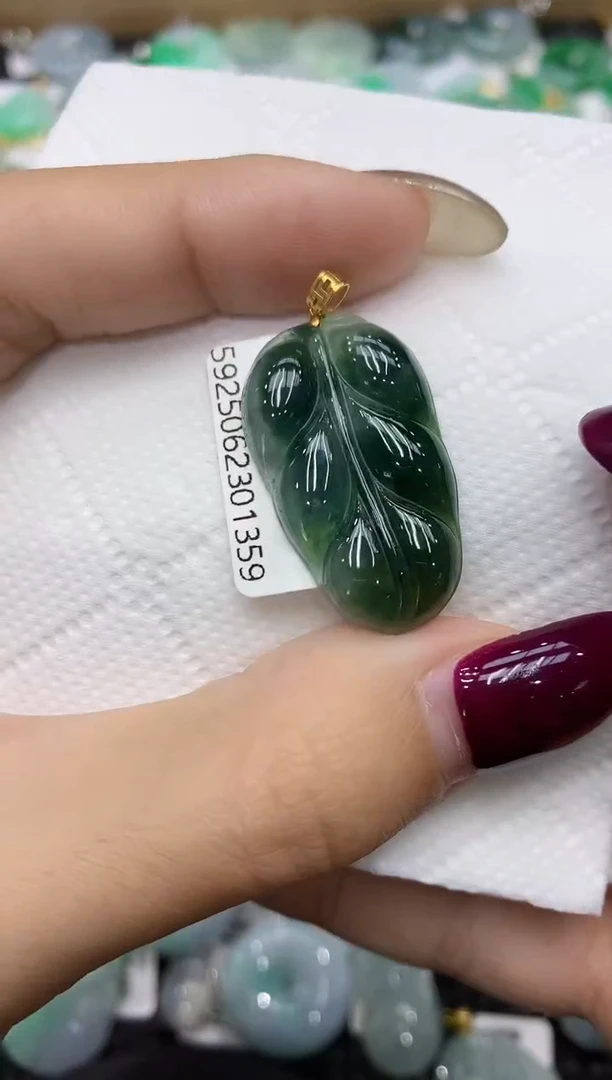 翡翠18K金镶嵌颈饰111111111111