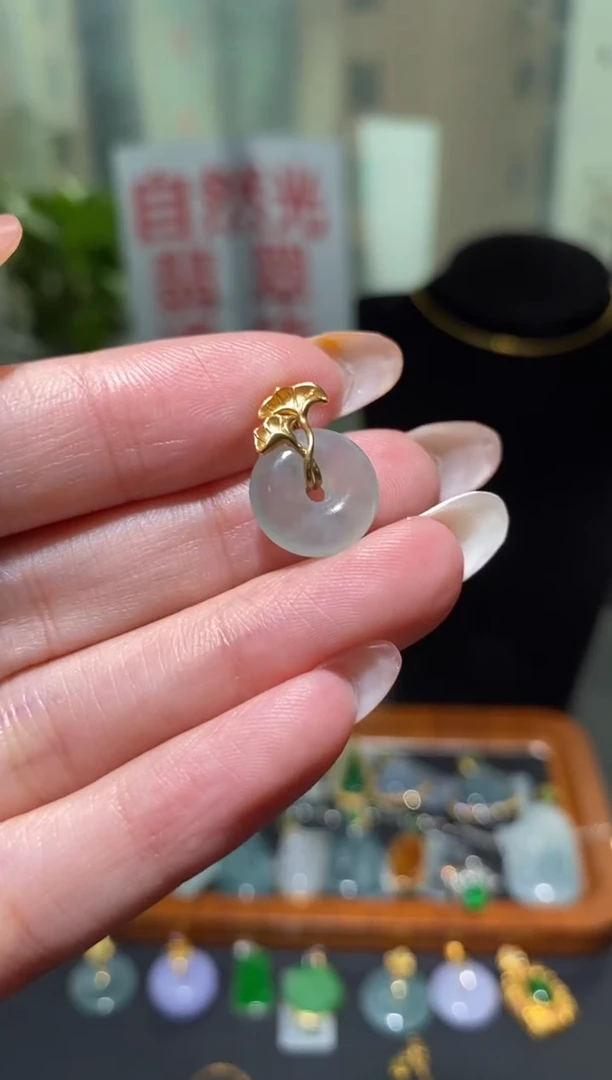 颈饰18K金镶嵌翡翠吊坠