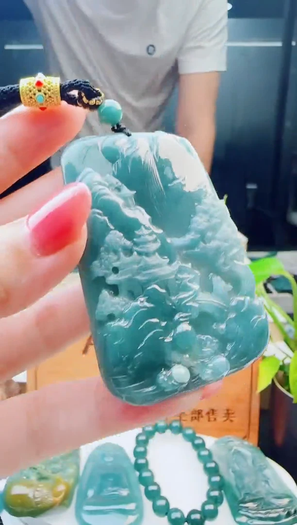 翡翠未镶嵌颈饰多样性发货其中一件