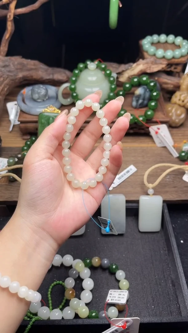 未镶嵌手串和田玉卡8且末青白 圆珠 有瑕疵
