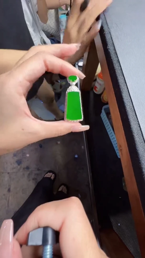 未镶嵌定制翡翠翡翠A货有轻微色差属于正常现象无事牌多样性发货1