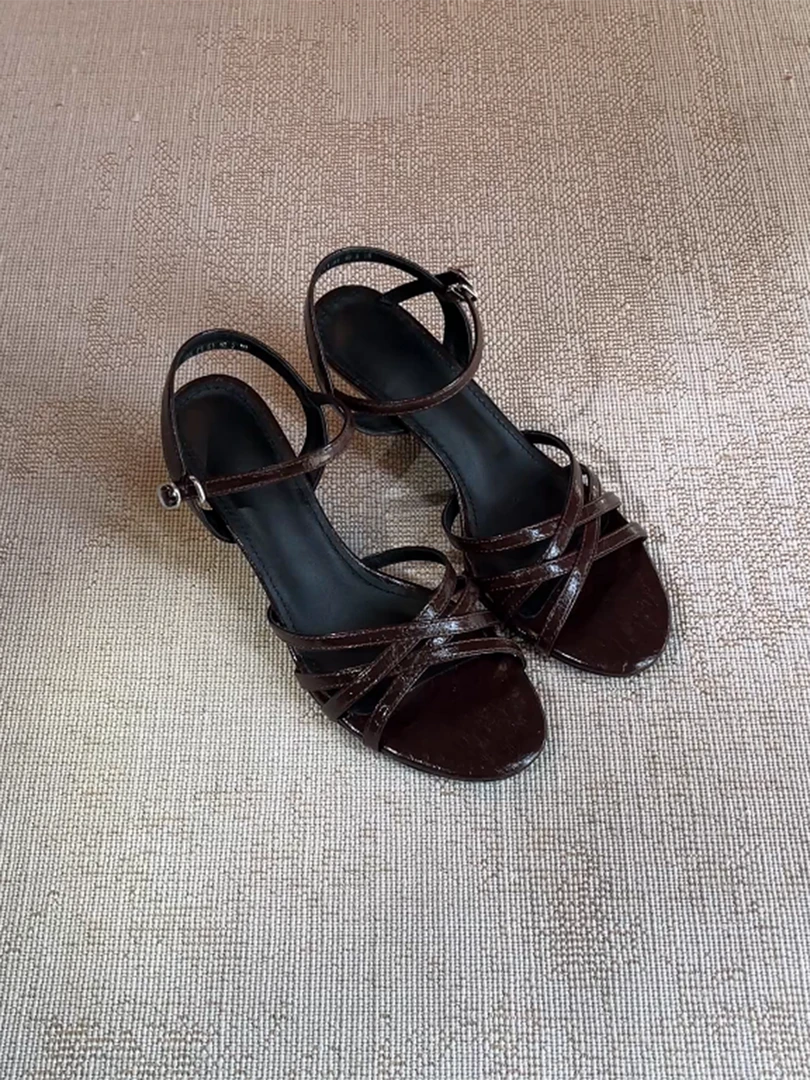 付小兮2025新款法式复古交叉细带凉鞋女编织露趾坡跟一字带扣女鞋