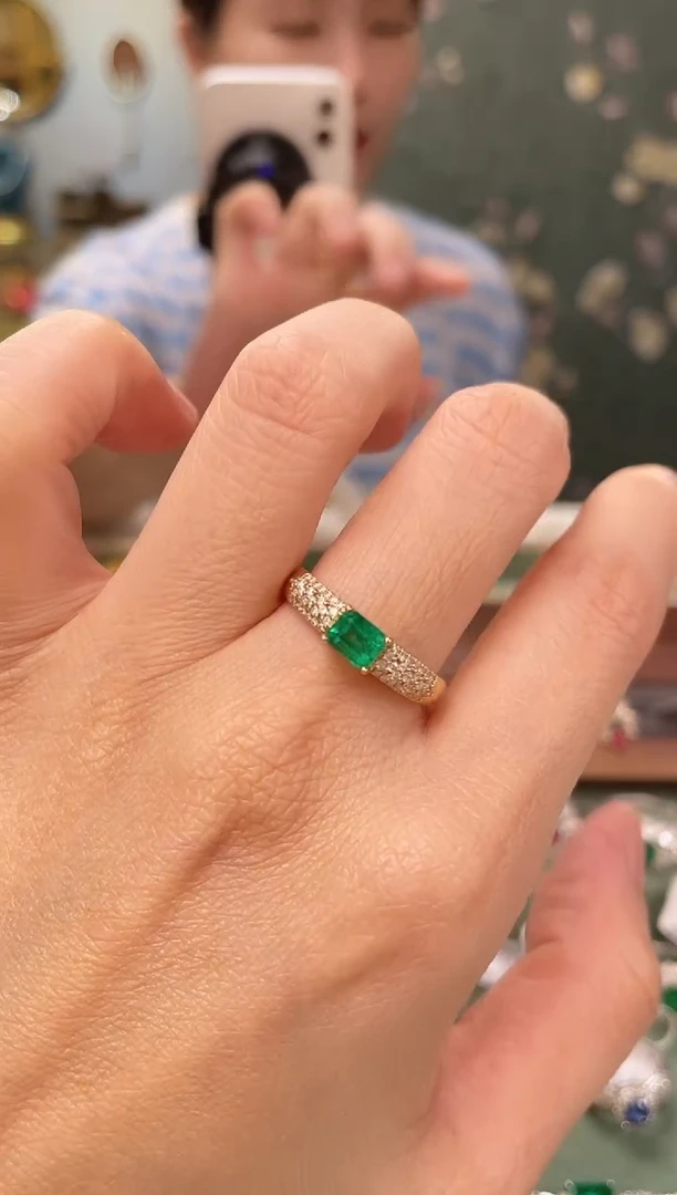 祖母绿戒指18K金镶嵌阿富汗极微油主石：0.57ct