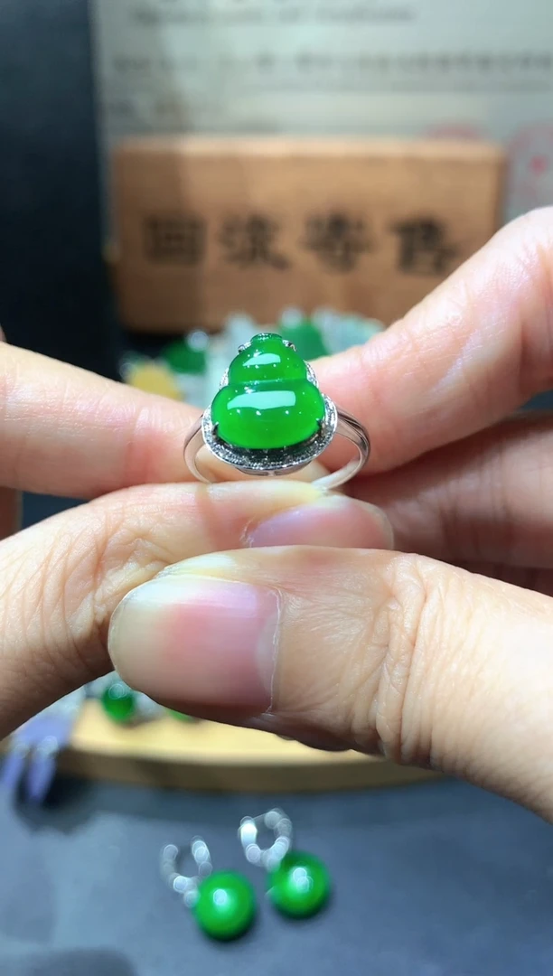 18K金镶嵌戒指翡翠团购