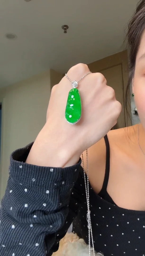 【闪购商品】翡翠吊坠(不含链)18K金镶嵌天然翡翠吊坠