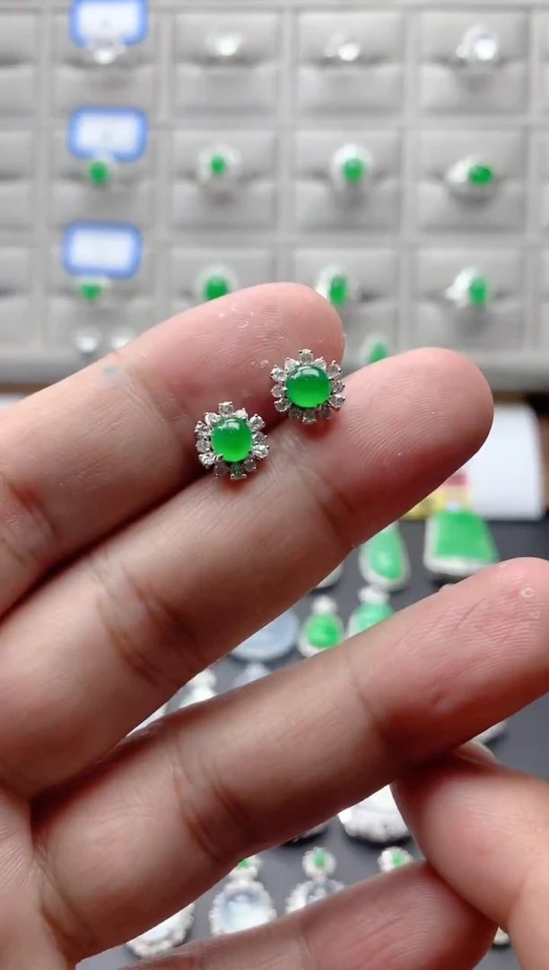 18K金镶嵌翡翠耳饰18K翡翠伴钻