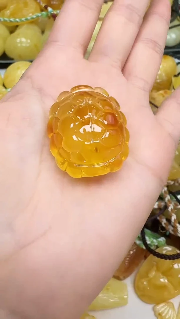 未镶嵌琥珀裸石如图