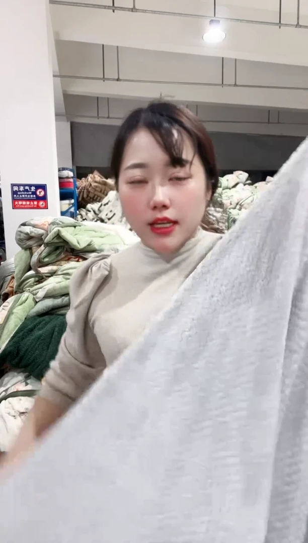 牛奶绒主播手上展示的产品