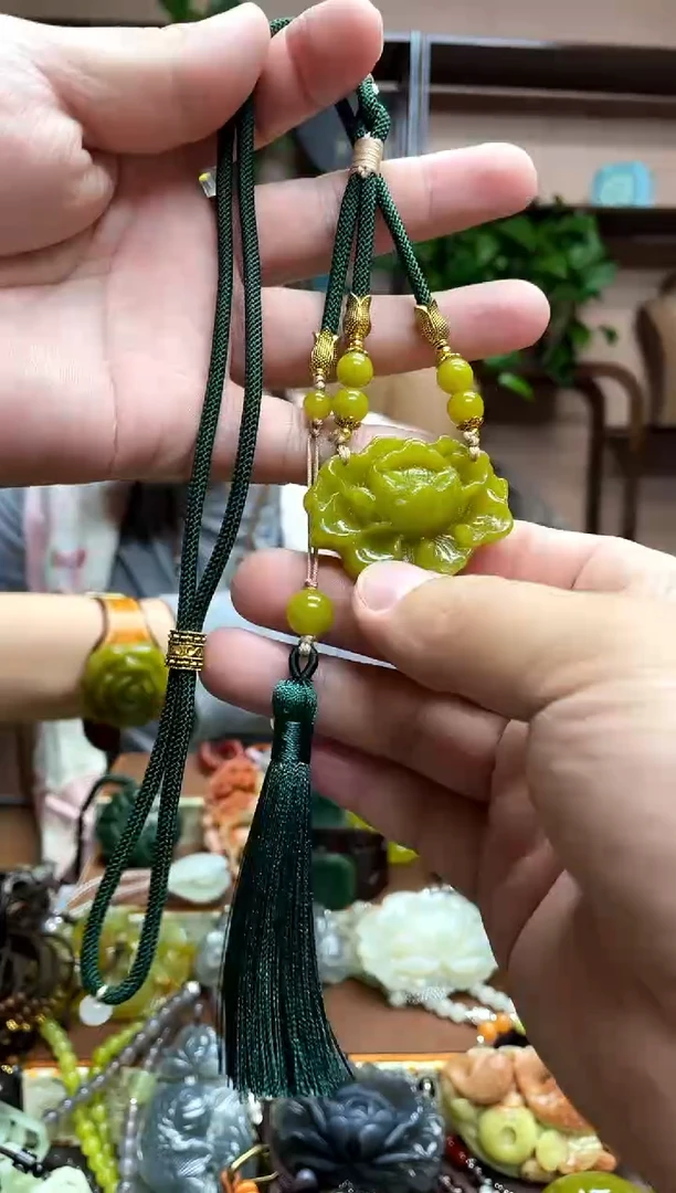 未镶嵌岫玉颈饰多样性发货发其中之一