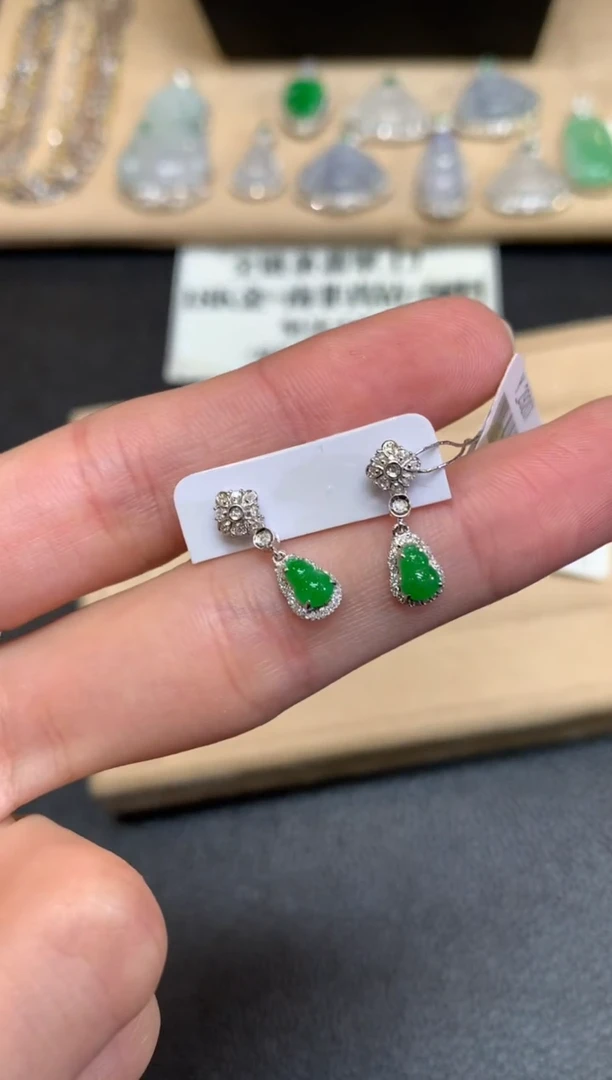 【闪购商品】翡翠耳饰18K金镶嵌葫芦【无服务费】