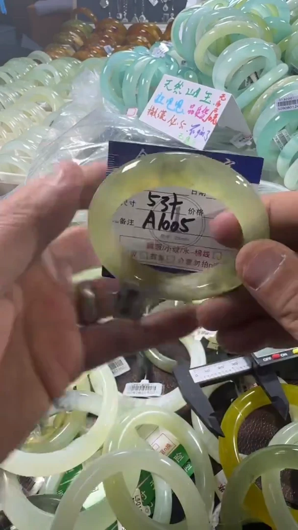 未镶嵌蛇纹石玉手镯1