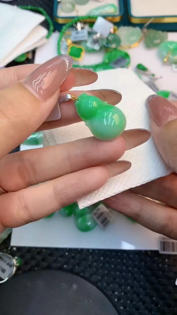 颈饰18K金镶嵌翡翠1