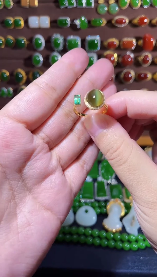 颈饰18K金镶嵌和田玉猫眼戒指设计款