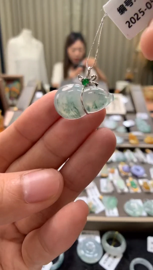 翡翠18K金镶嵌颈饰葫芦